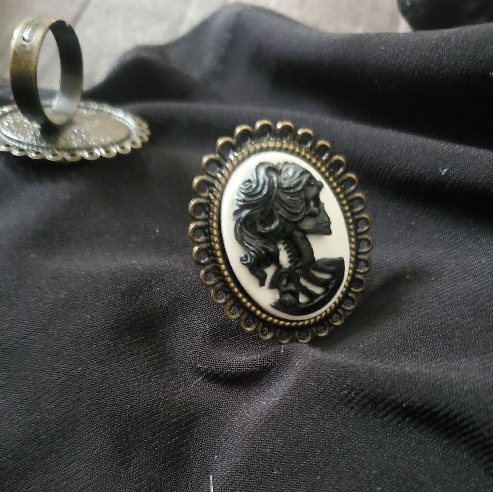 skeleton lady ring, jewlery